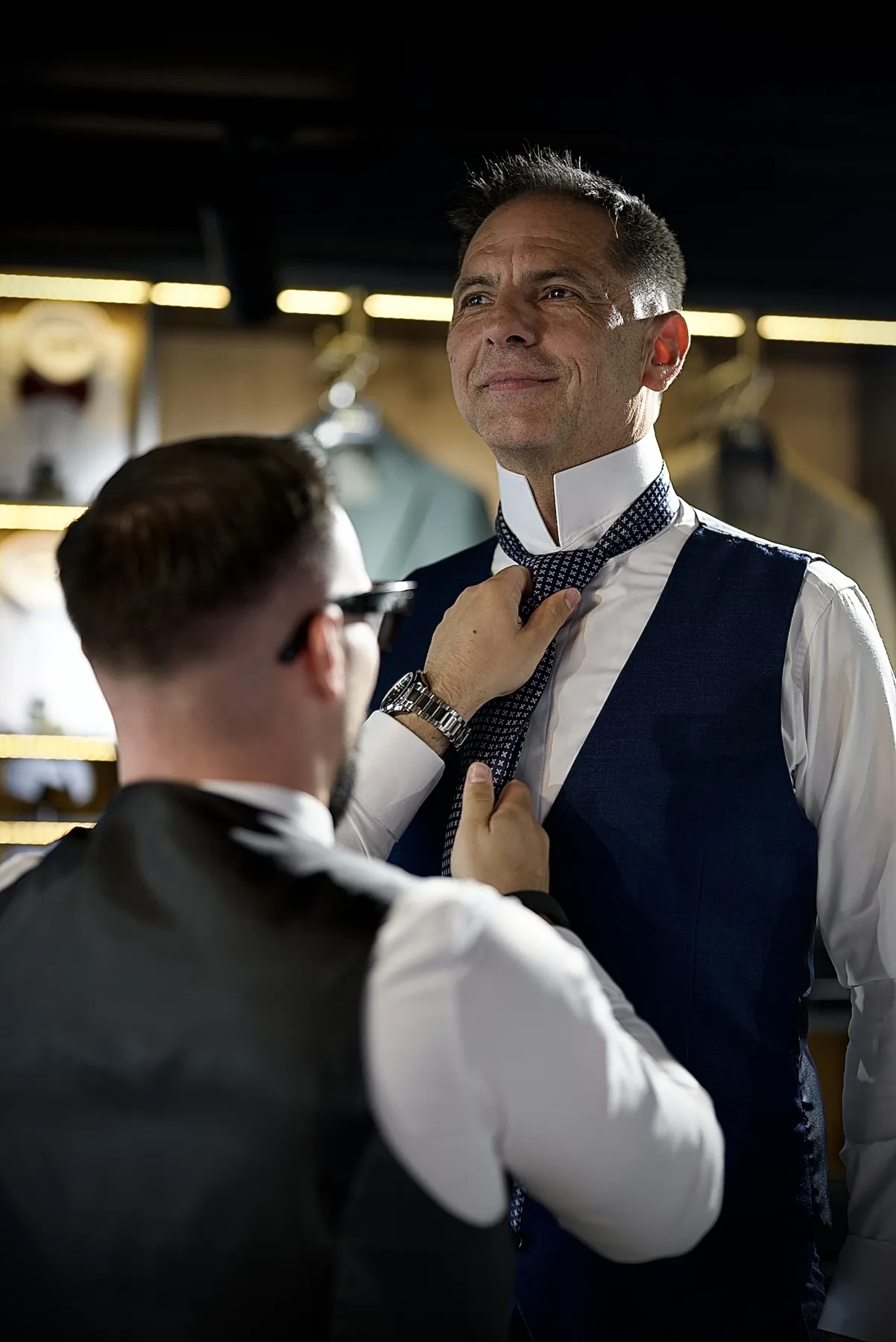 Consultant ROCA ajustând cravata unui client